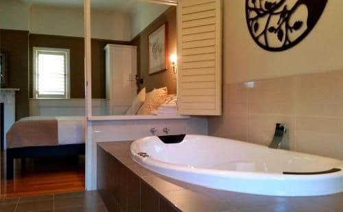 Deluxe One-Bedroom Cottage - Country