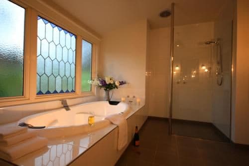 Deluxe One-Bedroom Cottage - Botanica
