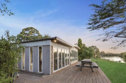 Bluff View River House - Stunning Riverfront0