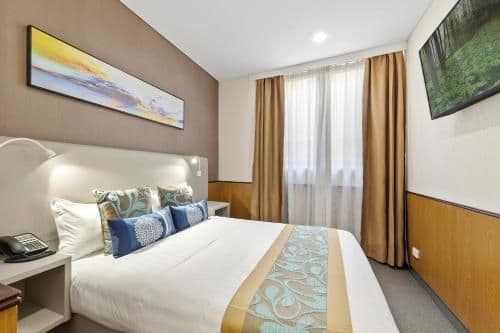 Compact Queen Room
