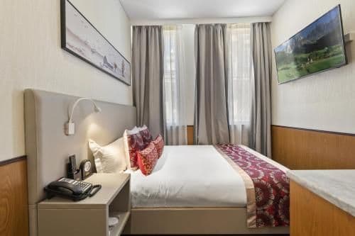 Compact Queen Room