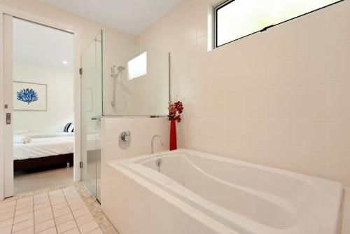 Pavillion 3 Absolute Waterfront 4 Bedroom 2 Lounge Room Plunge Pool + Golf Buggy2