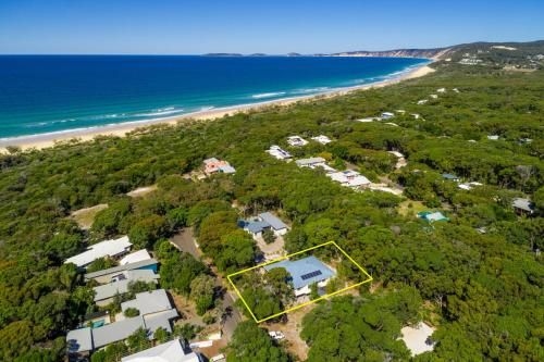 12 Ibis Court - Highset Beach House With Natural Bushland Gardens And Covered Decks4