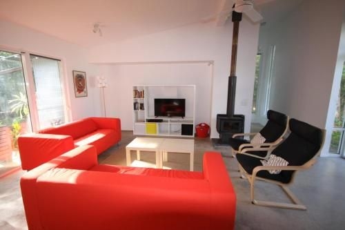 15 Belle Court - Modern, architect designed, open plan holiday home with outdoor shower3