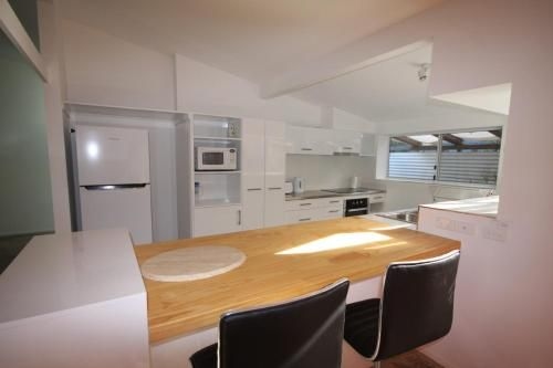15 Belle Court - Modern, architect designed, open plan holiday home with outdoor shower1