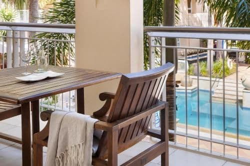 Apartment with Pool View