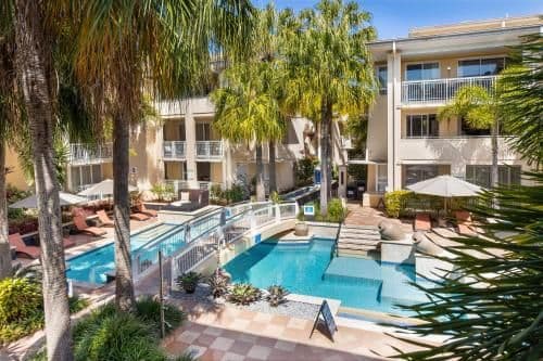 Apartment with Pool View