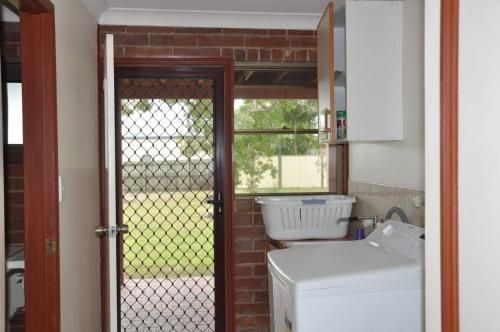 31 Bombala Crescent - Two Storey Home With Covered Outdoor Deck, Fully Fenced Backyard. Pet Friendly4