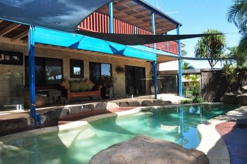 43 Double Island Drive - Two Level Holiday Home With Swimming Pool. Located Close To Beach And CBD3