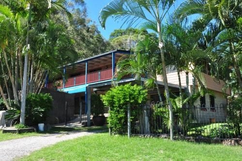 43 Double Island Drive - Two Level Holiday Home With Swimming Pool. Located Close To Beach And CBD2