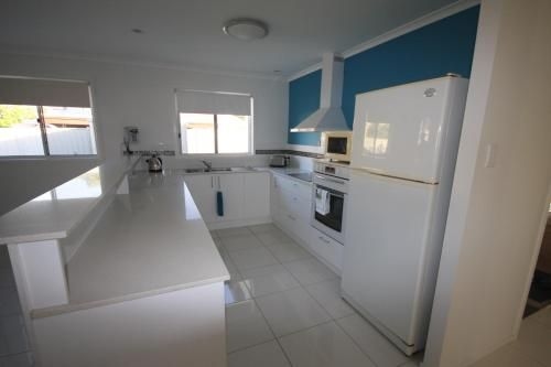 62 Tingira Close - Modern Lowset Home With Swimming Pool, Outdoor Area, Ample Parking. Pet Friendly1