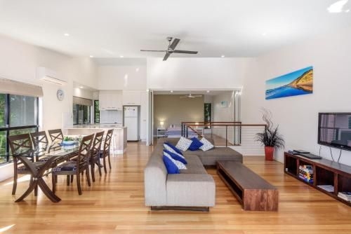 Unit 1 Rainbow Surf - Modern, Two Storey Townhouse With Large Shared Pool, Close To Beach And Shop0