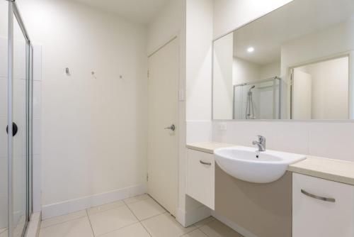 Unit 1 Rainbow Surf - Modern, Two Storey Townhouse With Large Shared Pool, Close To Beach And Shop4