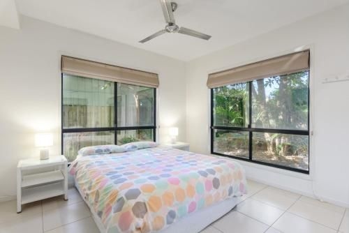 Unit 1 Rainbow Surf - Modern, Two Storey Townhouse With Large Shared Pool, Close To Beach And Shop3
