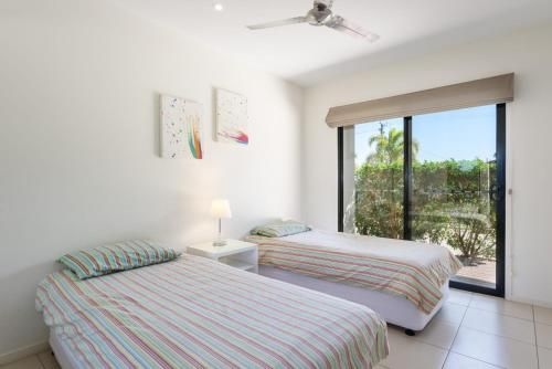 Unit 2 Rainbow Surf - Modern, Double Storey Townhouse With Large Shared Pool, Close To Beach And Shops2