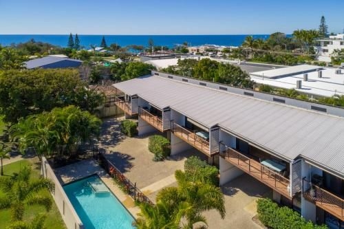 Unit 2 Rainbow Surf - Modern, Double Storey Townhouse With Large Shared Pool, Close To Beach And Shops1