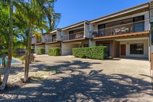 Unit 3 Rainbow Surf - Modern, Double Storey Townhouse With Large Shared Pool, Close To Beach And Shop3