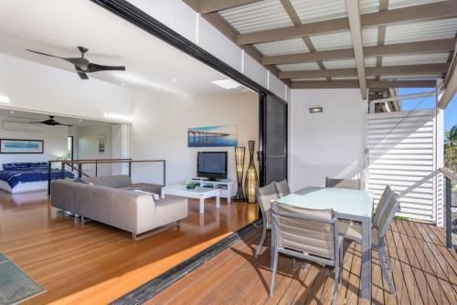 Unit 3 Rainbow Surf - Modern, Double Storey Townhouse With Large Shared Pool, Close To Beach And Shop2