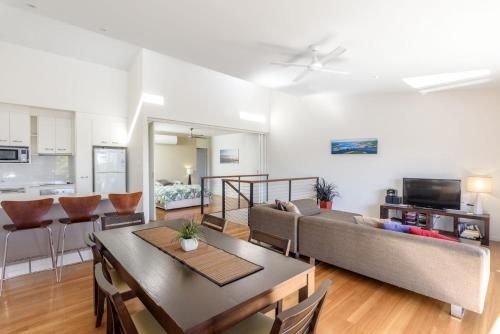 Unit 4 Rainbow Surf - Modern, Double Storey Townhouse With Large Shared Pool, Close To Beach And Shop0