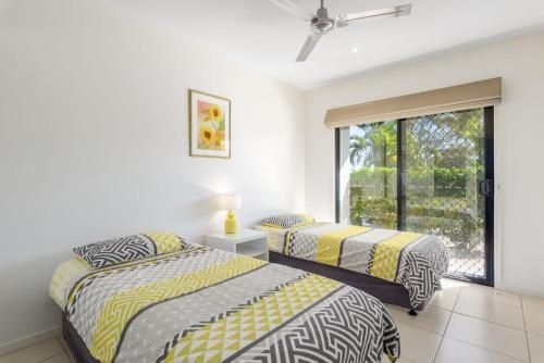 Unit 4 Rainbow Surf - Modern, Double Storey Townhouse With Large Shared Pool, Close To Beach And Shop2