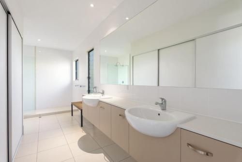 Unit 4 Rainbow Surf - Modern, Double Storey Townhouse With Large Shared Pool, Close To Beach And Shop1