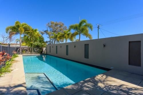 Unit 5 Rainbow Surf - Modern, double storey townhouse with large shared pool, close to beach and shop2