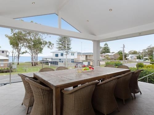 Beauty and the Beach', 88 Foreshore Drive - large home with WIFI & water views0