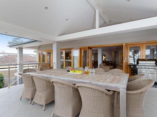 Beauty and the Beach', 88 Foreshore Drive - large home with WIFI & water views4