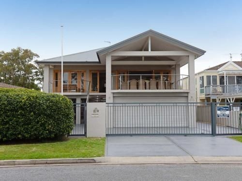 Beauty and the Beach', 88 Foreshore Drive - large home with WIFI & water views3