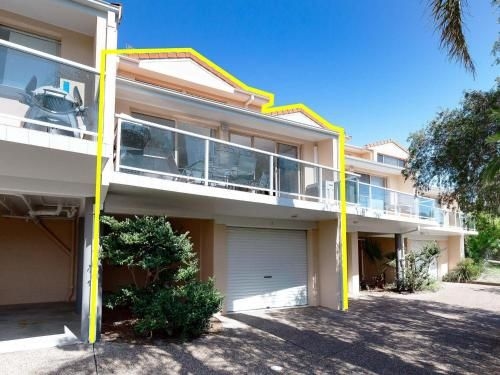 3 'Frangipani', 30 Leonard Avenue - great townhouse with air con0