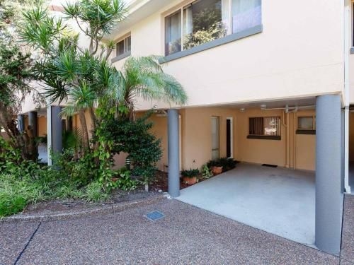 3 'Frangipani', 30 Leonard Avenue - great townhouse with air con2