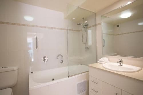 Two-Bedroom Apartment Ocean Aspect - 10