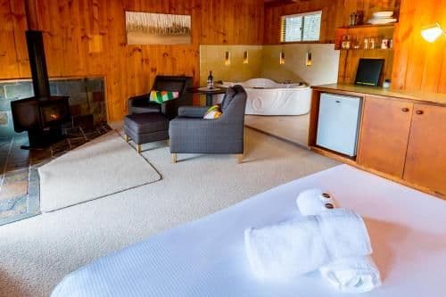 Chalet with Spa Bath
