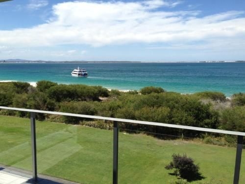 11 'Luskin Lodge' 29 Weatherly Close - stunning water views0