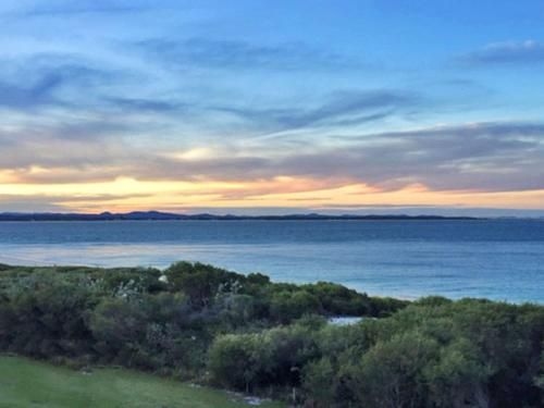 11 'Luskin Lodge' 29 Weatherly Close - stunning water views4