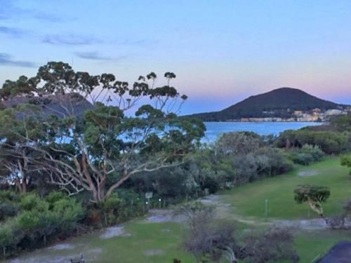11 'Luskin Lodge' 29 Weatherly Close - stunning water views3