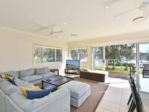 Wangi Lakehouse - renovated Lake Macquarie lakefront Location Wangi Lakehouse - renovated Lake Macquarie lakefront Location