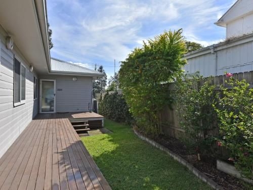 Wangi Lakehouse - renovated Lake Macquarie lakefront Location2