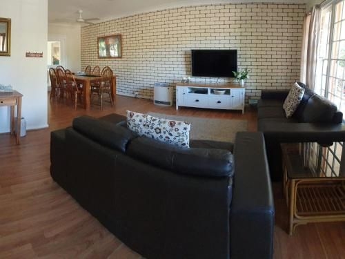 Cuddles Cottage' 4 Christmas Bush Avenue - pet friendly holiday house near Dutchies2