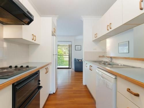 2 'Carindale', 19-23 Dowling Street - pool, tennis court, close to town4