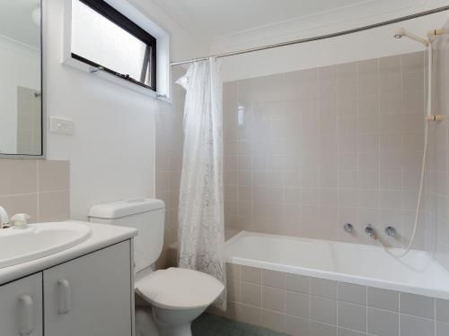 2 'Carindale', 19-23 Dowling Street - pool, tennis court, close to town2