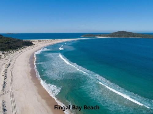 Whale Tales' 78 Lentara Street - FANTASTIC WATER VIEWS OVER FINGAL BEACH (Whale Tales' 78 Lentara Street - Fantastic Water Views Over Fingal Beach)3