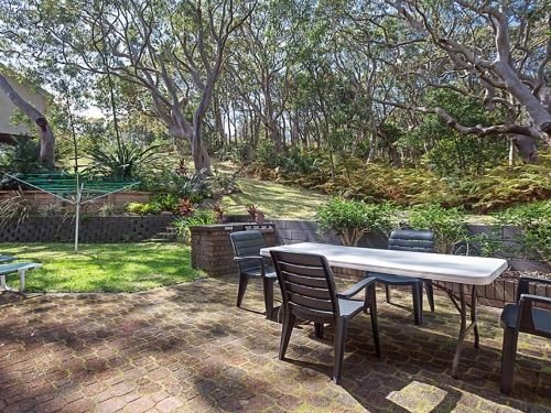 3 'Adriana' 83 Ronald Avenue - unit with a backyard0