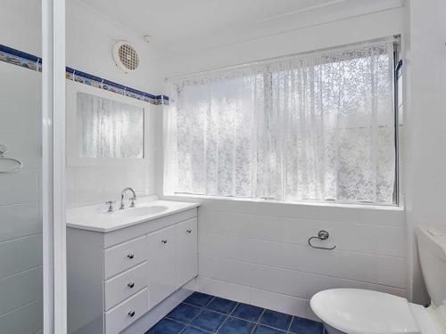 3 'Adriana' 83 Ronald Avenue - unit with a backyard4