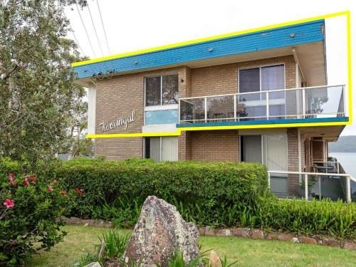 1 'Kooringal', 105 Soldiers Point Road - waterfront unit wth aircon3
