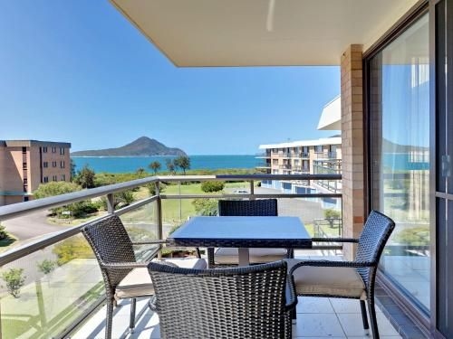 12 'Commodore', 6 Intrepid Close - beautiful water views1