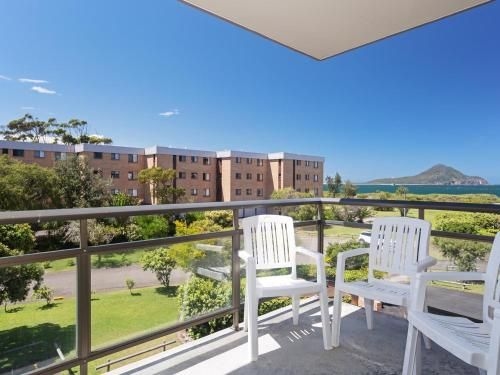 9 'Commodore', 6 Intrepid Close - SO CLOSE TO THE WATERS EDGE (9 'Commodore', 6 Intrepid Close - So Close To The Waters Edge)1