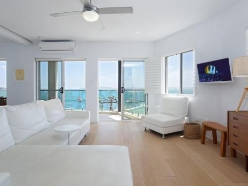 7 'Bayview Towers', 15 Victoria Parade - stunning unit with fabulous views3