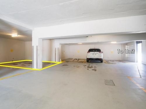 7 'Bayview Towers', 15 Victoria Parade - stunning unit with fabulous views2