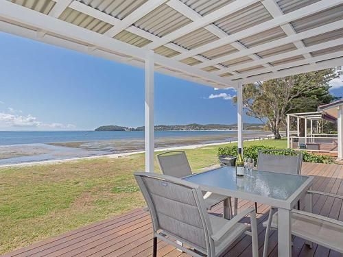 Beached Inn' 93 Foreshore Drive - Spacious beach front house0